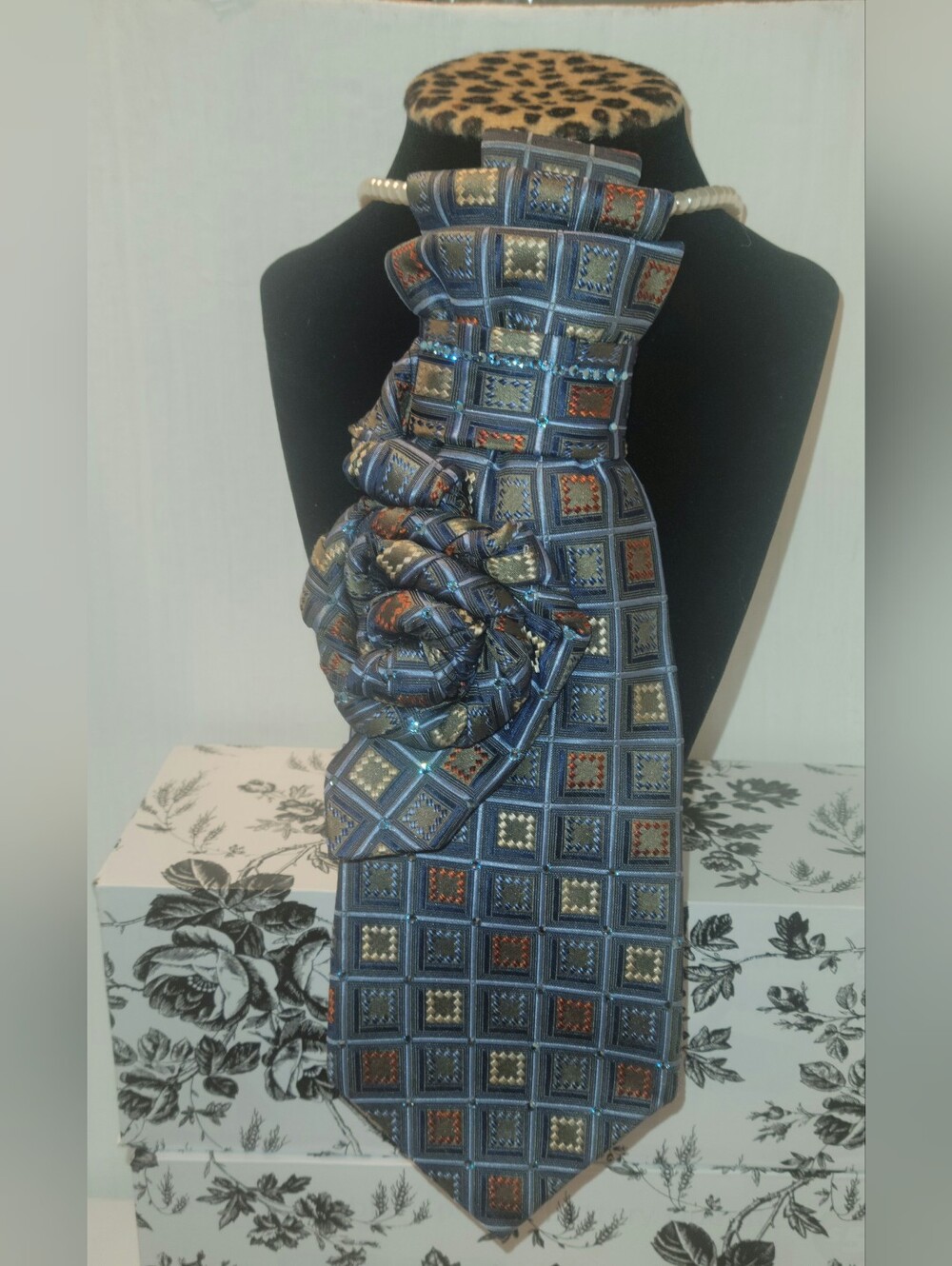 Elegant Blue Geometric Decorative Necktie Accent